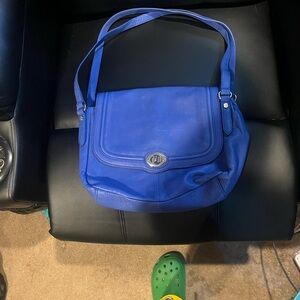 Vibrant Blue Shoulder Bag with Structured Design and Metallic Accents